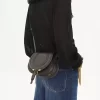 光沢のあるレザーを使用したスモールサイズのMarcieサドルバッグ 光沢のあるレザーを使用したスモールサイズのMarcieサドルバッグ