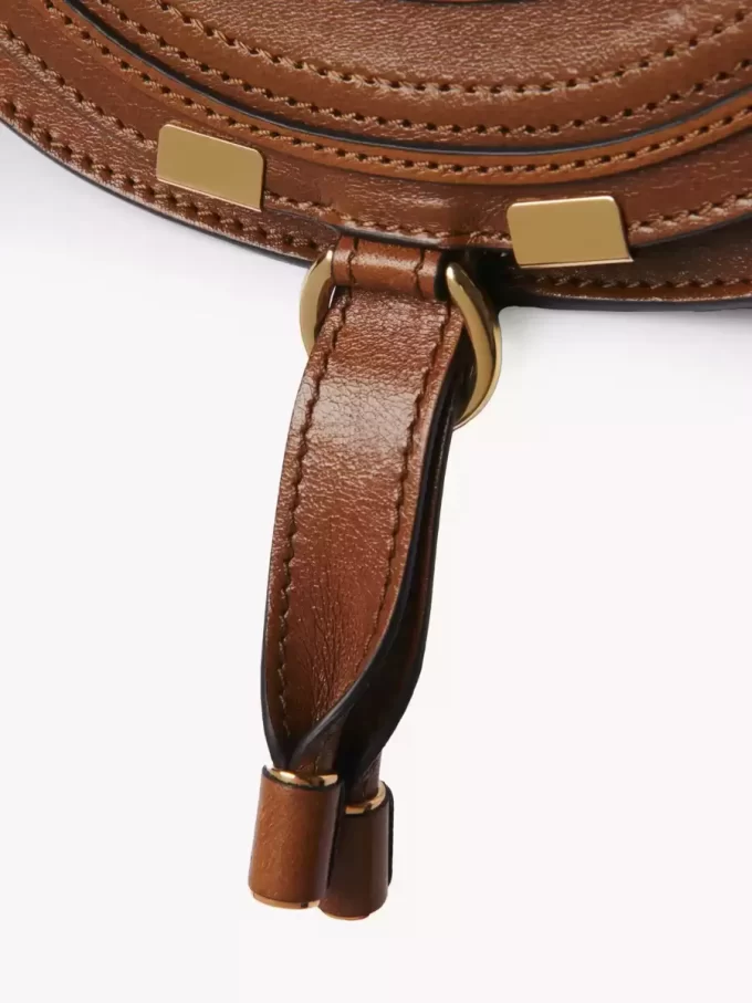 光沢のあるレザーを使用したスモールサイズのMarcieサドルバッグ 光沢のあるレザーを使用したスモールサイズのMarcieサドルバッグ