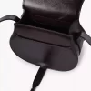 光沢のあるレザーを使用したスモールサイズのMarcieサドルバッグ 光沢のあるレザーを使用したスモールサイズのMarcieサドルバッグ
