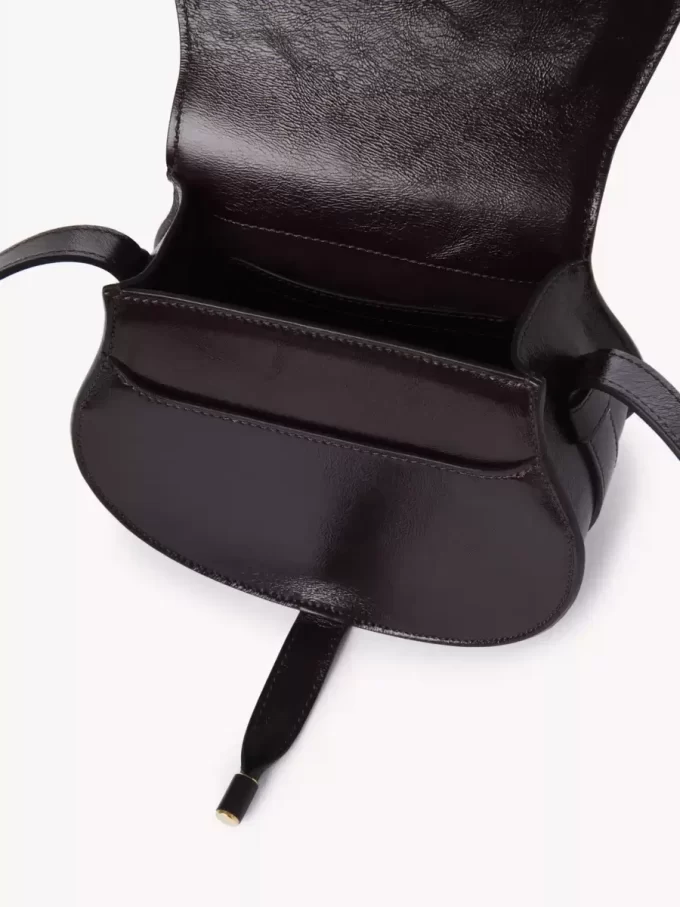 光沢のあるレザーを使用したスモールサイズのMarcieサドルバッグ 光沢のあるレザーを使用したスモールサイズのMarcieサドルバッグ