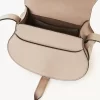 光沢のあるレザーを使用したスモールサイズのMarcieサドルバッグ 光沢のあるレザーを使用したスモールサイズのMarcieサドルバッグ