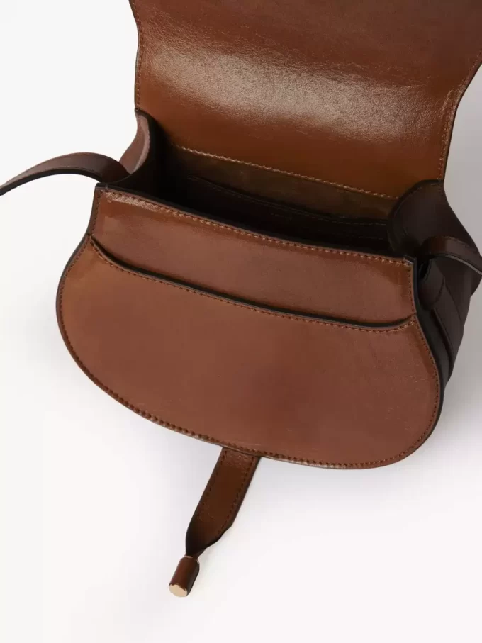 光沢のあるレザーを使用したスモールサイズのMarcieサドルバッグ 光沢のあるレザーを使用したスモールサイズのMarcieサドルバッグ