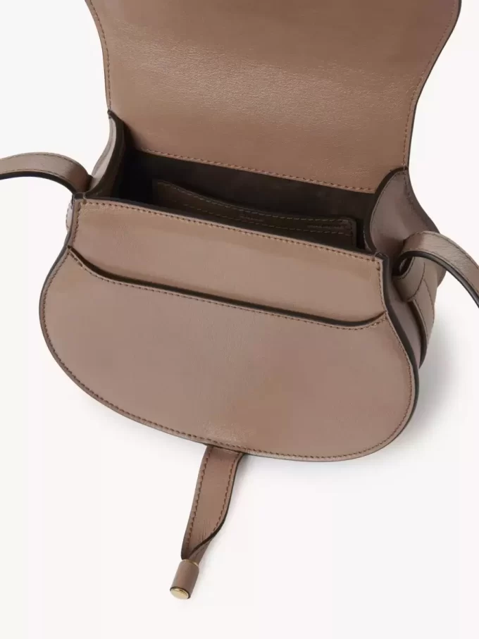 光沢のあるレザーを使用したスモールサイズのMarcieサドルバッグ 光沢のあるレザーを使用したスモールサイズのMarcieサドルバッグ