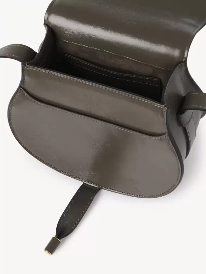 光沢のあるレザーを使用したスモールサイズのMarcieサドルバッグ 光沢のあるレザーを使用したスモールサイズのMarcieサドルバッグ