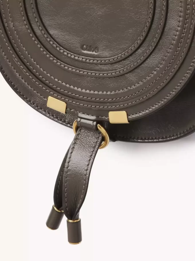 光沢のあるレザーを使用したスモールサイズのMarcieサドルバッグ 光沢のあるレザーを使用したスモールサイズのMarcieサドルバッグ
