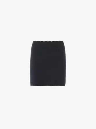 ウールとカシミアのニット素材を使用したフィット感のあるミニスカート