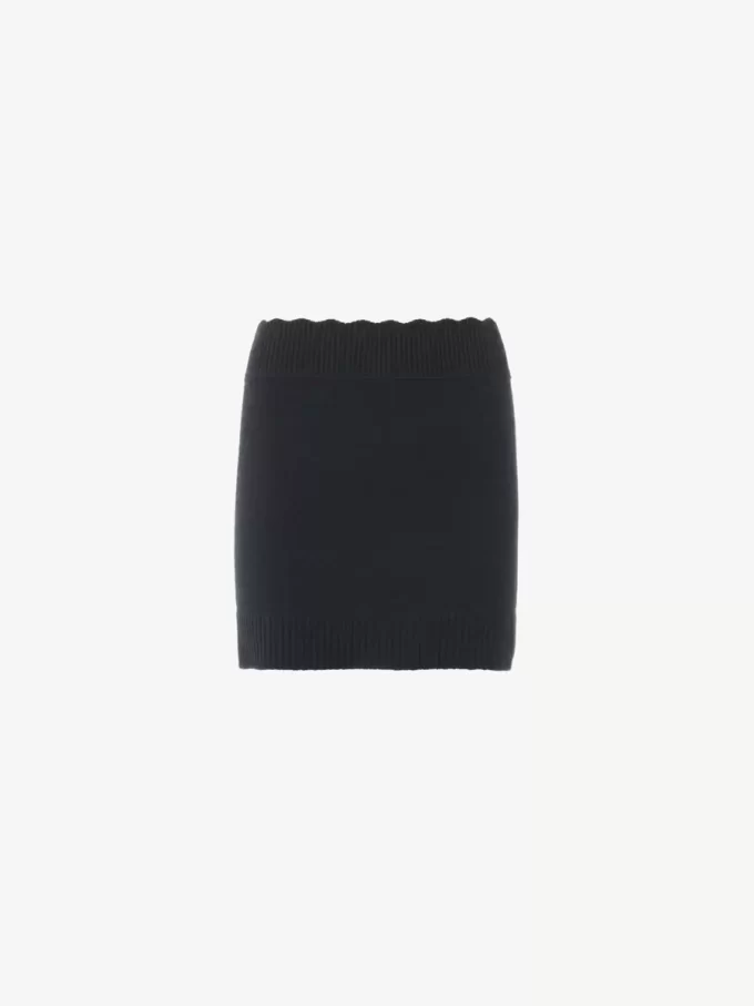 ウールとカシミアのニット素材を使用したフィット感のあるミニスカート