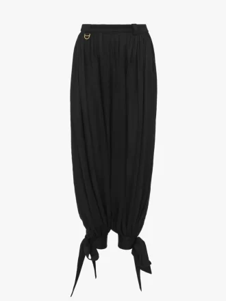 シルクシャルムーズの流れるようなプリーツパンツ