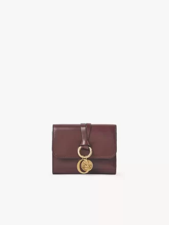 光沢のあるレザーを使用した小さなアルファベット三つ折り