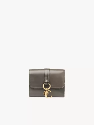 光沢のあるレザーを使用した小さなアルファベット三つ折り