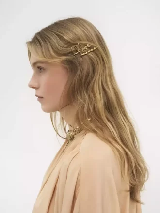 クロエのアイコニックなヘアクリップ
