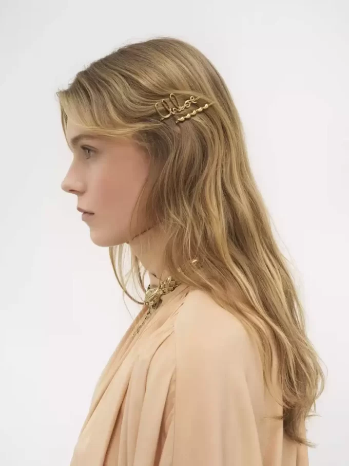 クロエのアイコニックなヘアクリップ