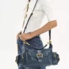 光沢のあるレザーのカメラバッグ