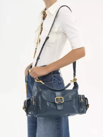 光沢のあるレザーのカメラバッグ