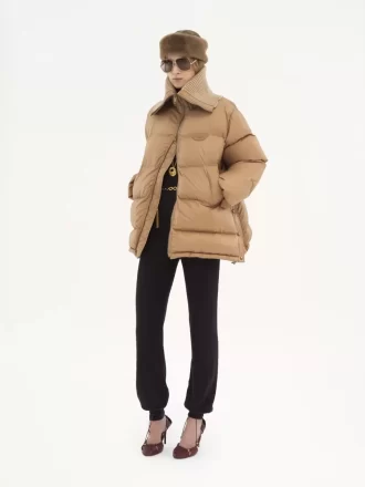 光沢のあるナイロン素材のハイネックパファージャケット
