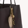 真鍮とシアリングを使用したクロエのシンボルバッグチャーム 真鍮とシアリングを使用したクロエのシンボルバッグチャーム