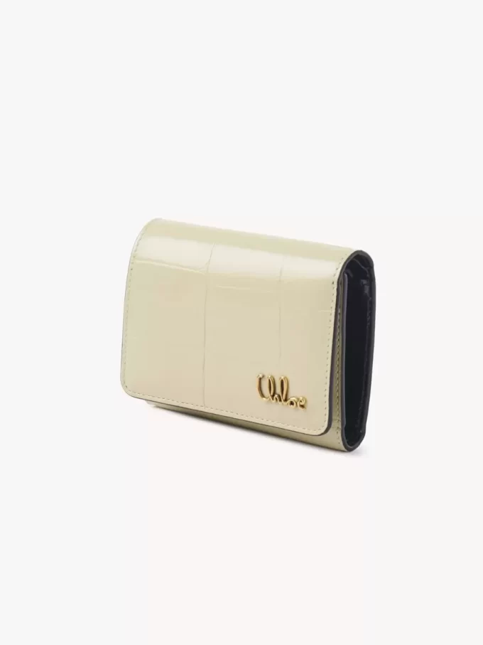 クロコダイル風レザーを使用したクロエのアイコニックな三つ折りスモールバッグ クロコダイル風レザーを使用したクロエのアイコニックな三つ折りスモールバッグ