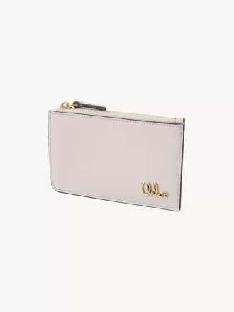 クロエの象徴的な小さめの財布（カードスロット付き、グレインレザー製）