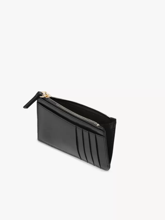 光沢のあるレザーを使用した、カードスロット付きのクロエのアイコニックな小さめ財布