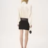 ウールとカシミアのニット素材を使用したフィット感のあるミニスカート
