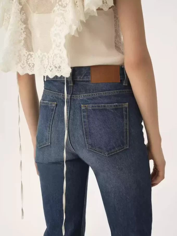 デニムのストレートジーンズ