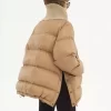 光沢のあるナイロン素材のハイネックパファージャケット