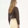 レザーのクロップド丈スクープネックジャケット