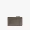 光沢のあるレザーを使用した、カードスロット付きのクロエのアイコニックな小さめ財布