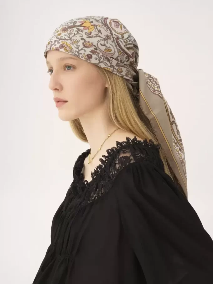 クロエのペイズリー柄シルクツイルスクエアスカーフ