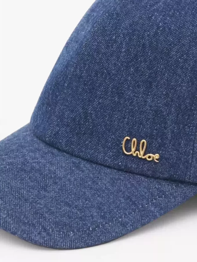クロエのアイコニックなデニムキャップ クロエのアイコニックなデニムキャップ
