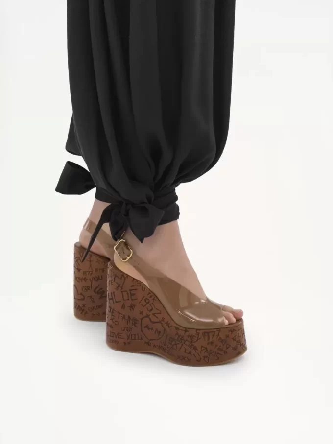 シルクシャルムーズの流れるようなプリーツパンツ