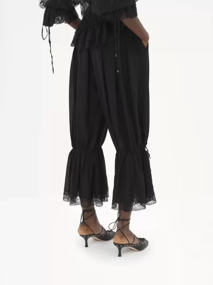 シルクシャルムーズとレースの流れるようなクロップドパンツ シルクシャルムーズとレースの流れるようなクロップドパンツ