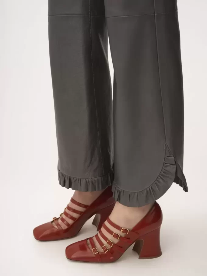 レザーのフリルフレアパンツ