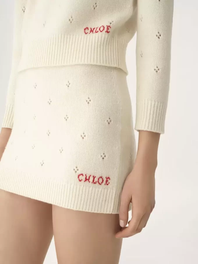 ウールとカシミアのニット素材を使用したフィット感のあるミニスカート