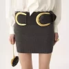 ウールとカシミアのニット素材を使用したフィット感のあるミニスカート