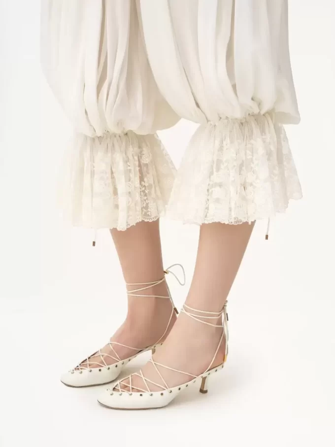 シルクシャルムーズとレースの流れるようなクロップドパンツ シルクシャルムーズとレースの流れるようなクロップドパンツ
