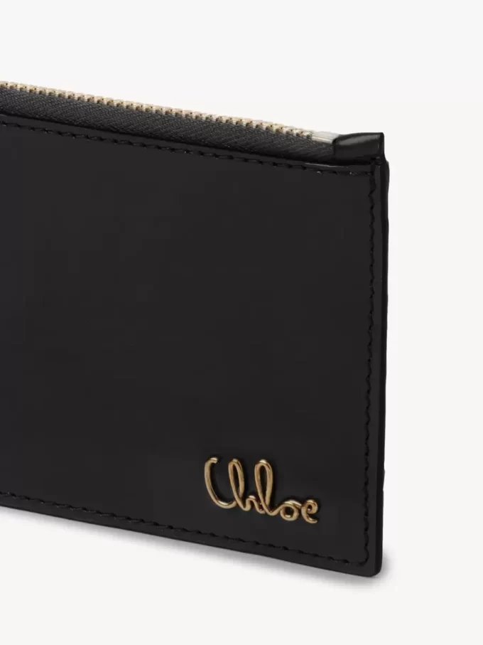 光沢のあるレザーを使用した、カードスロット付きのクロエのアイコニックな小さめ財布