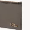 光沢のあるレザーを使用した、カードスロット付きのクロエのアイコニックな小さめ財布