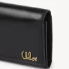 光沢のあるレザーを使用したコインポケット付きのクロエのアイコニックなスモール三つ折り財布 光沢のあるレザーを使用したコインポケット付きのクロエのアイコニックなスモール三つ折り財布