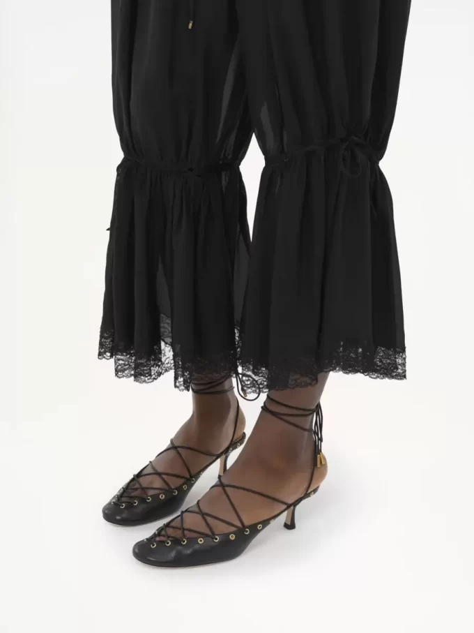 シルクシャルムーズとレースの流れるようなクロップドパンツ シルクシャルムーズとレースの流れるようなクロップドパンツ