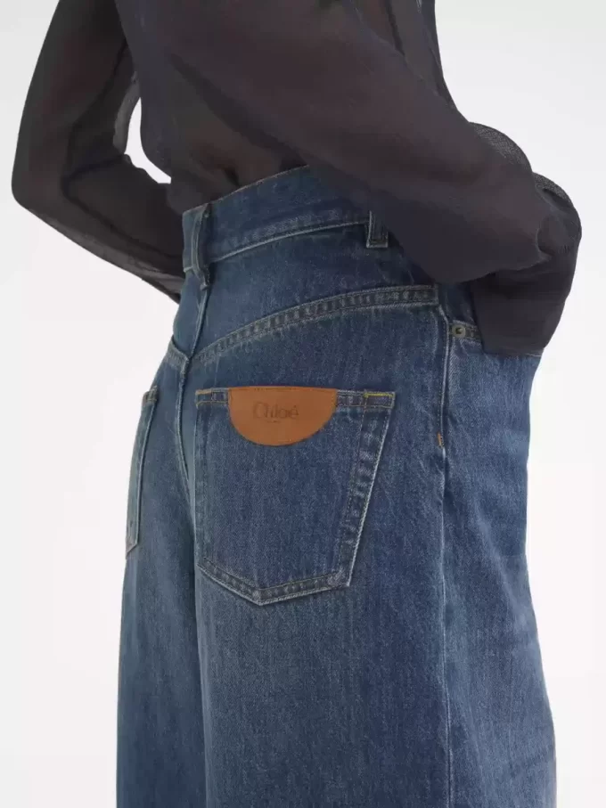 デニムのワイドレッグジーンズ