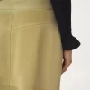 スエードの膝丈スカート