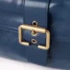 光沢のあるレザーのカメラバッグ
