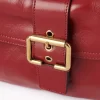 光沢のあるレザーのカメラバッグ