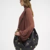 スタッズ付きグレインレザーのラージブレスレットホーボーバッグ