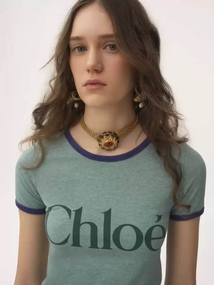 コットン混ジャージー素材のフィットロゴTシャツ