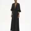 クレープサテンのVネックロングドレス